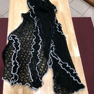 Very soft black and white scarf